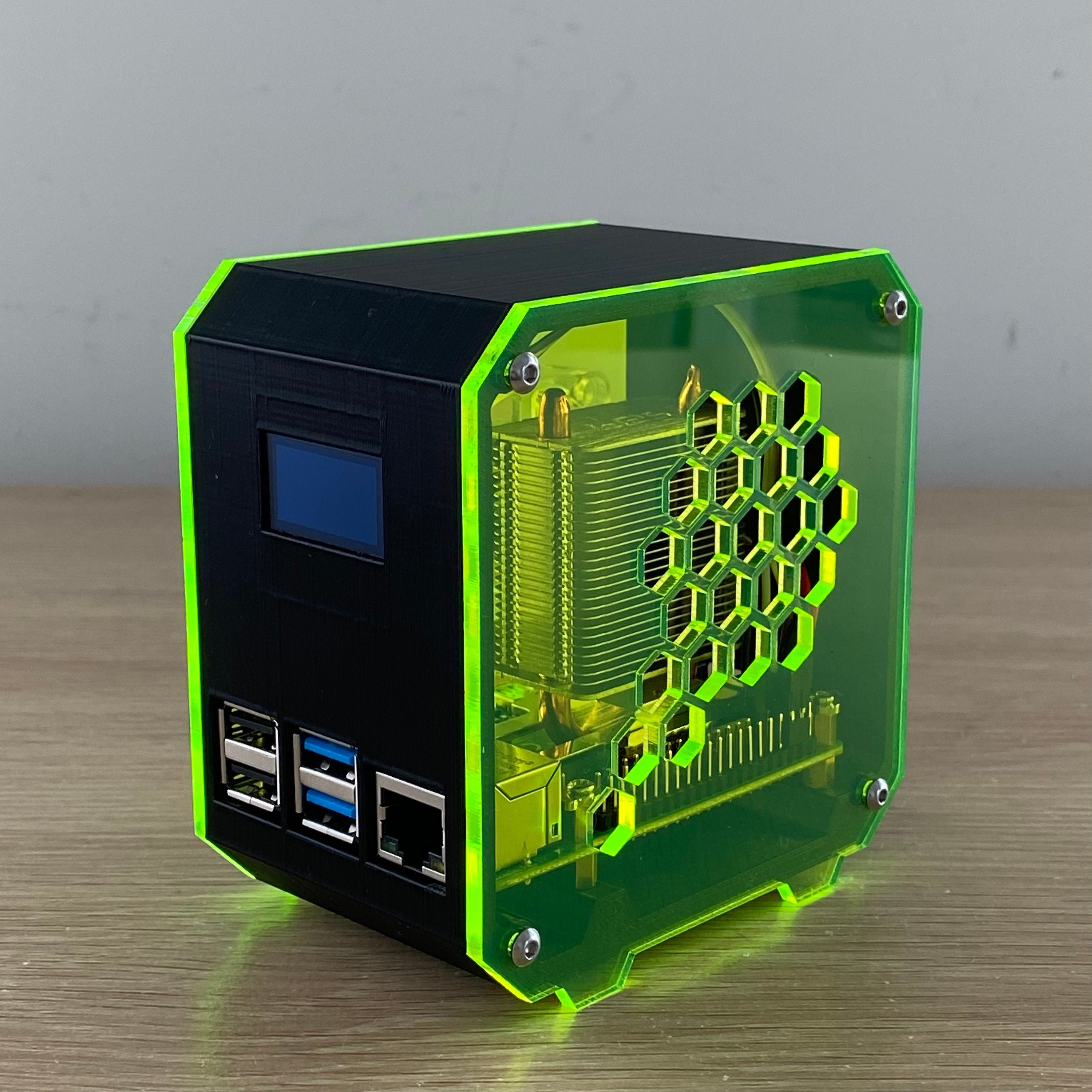 Free STL file Raspberry PI 4 box 📦・3D printing template to