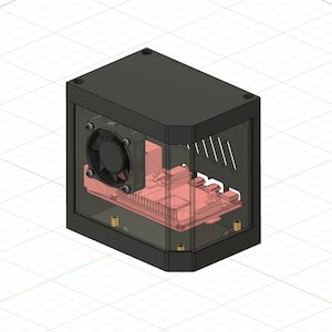 Può includere: Un modello 3D di un case per computer nero con un pannello frontale trasparente. Il case ha una ventola e una scheda di circuito all'interno. Il case è su uno sfondo a griglia.