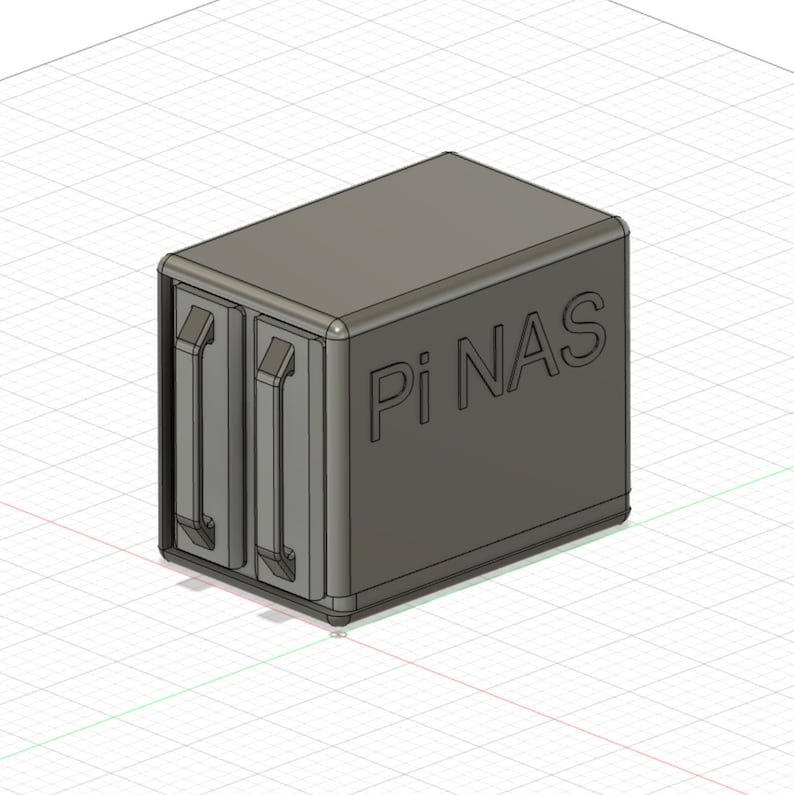 K&ouml;nnte beinhalten: Eine graue, im 3D-Druck hergestellte Box mit dem Text "Pi NAS" an der Seite. Die Box hat zwei Steckpl&auml;tze f&uuml;r Festplatten.