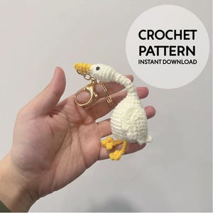 Peut inclure: Patron de crochet pour un porte-clés en forme d'oie blanche avec des pieds jaunes. Le patron est disponible en téléchargement instantané. CROCHET PATTERN INSTANT DOWNLOAD.