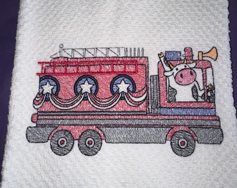 Toalla de cocina, nueva, bordada en rojo, blanco y azul, con un camión de bomberos y una vaca.