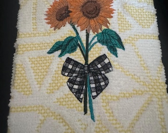 Paño de cocina nuevo, bordado con girasoles.