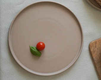 Teller groß 27cm | greige rosa matt | Keramik-Teller minimalistisch | Servierteller | Pizza-Teller | handgemachtes Geschirr