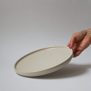 Teller mittelgroß 22cm sandfarben gesprenkelt Keramik-Teller minimalistisch Servierteller in Deutschland handgemachtes Geschirr Bild 4
