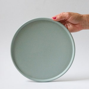 Assiette moyenne 22 cm | vert mat | Assiette en céramique minimaliste | Assiette de service | grès | Vaisselle fabriquée à la main en Allemagne