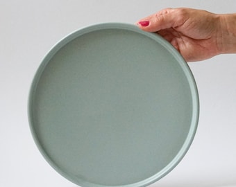 Medium-sized plate 22 cm | matte green | minimalist ceramic plate | serving plate | stoneware | handmade in Germany