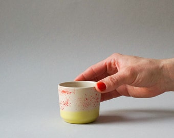 Tasse à expresso | couleur naturelle avec des taches rouges et un accent jaune | grès moderne | Vaisselle fabriquée à la main en Allemagne