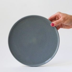 Può includere: Un piatto piano in ceramica blu chiaro.