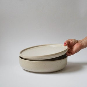 Teller mittelgroß 22cm sandfarben gesprenkelt Keramik-Teller minimalistisch Servierteller in Deutschland handgemachtes Geschirr Bild 6