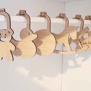 Cintre en bois pour bébé, séparateur de garde-robe de chambre d'enfant, idées de chambre de bébé, cadeau personnalisé pour baby shower, cadeau nouveau-né, cadeau maman pour bébé