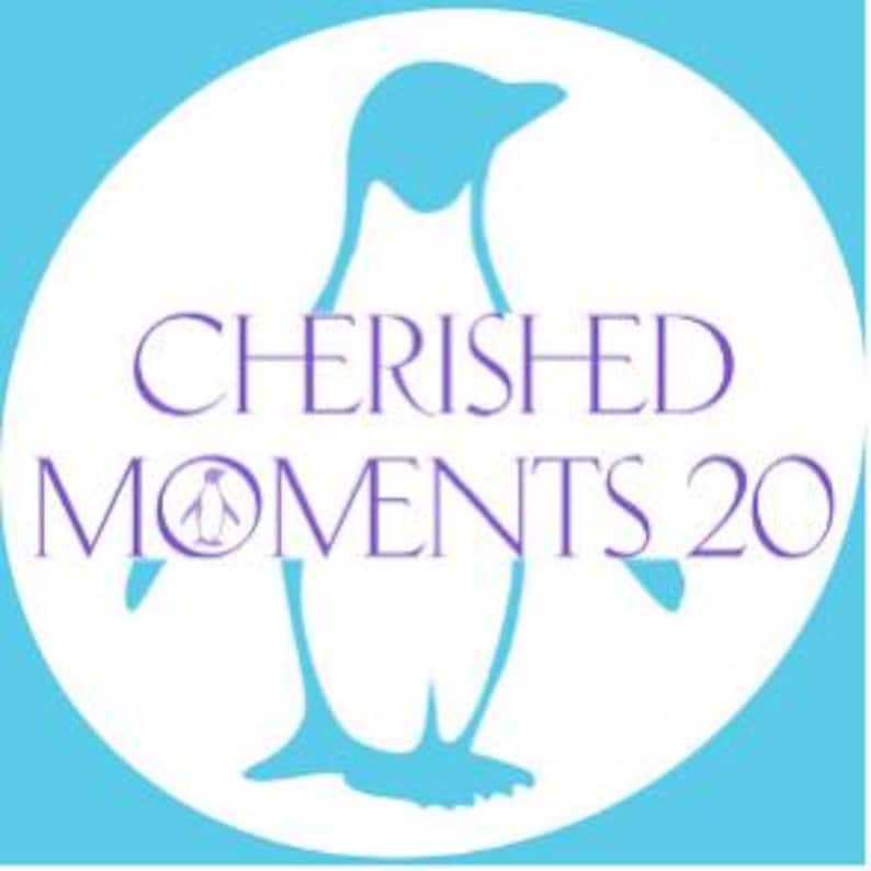 Może przedstawiać: Jasnoniebieskie i białe okrągłe logo z wystylizowaną sylwetką pingwina. Tekst "CHERISHED MOMENTS 20" jest w kolorze fioletowym, z małą ikoną pingwina w literze "O". Tło jest jednolite, jasnoniebieskie.