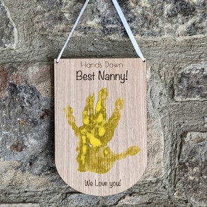 Impression artistique main dans la main, cadeau personnalisé nounou de la part d'une petite-fille, cadeau sentimental empreinte de main, cadeau d'anniversaire d'un petit-fils, idées cadeaux