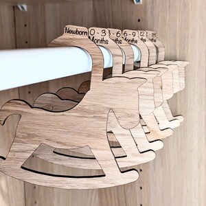 Cintres personnalisés, séparateurs de garde-robe, cintre en bois pour chambre de bébé, cadeau cheval pour bébé fille, cadeau de baptême nouveau-né