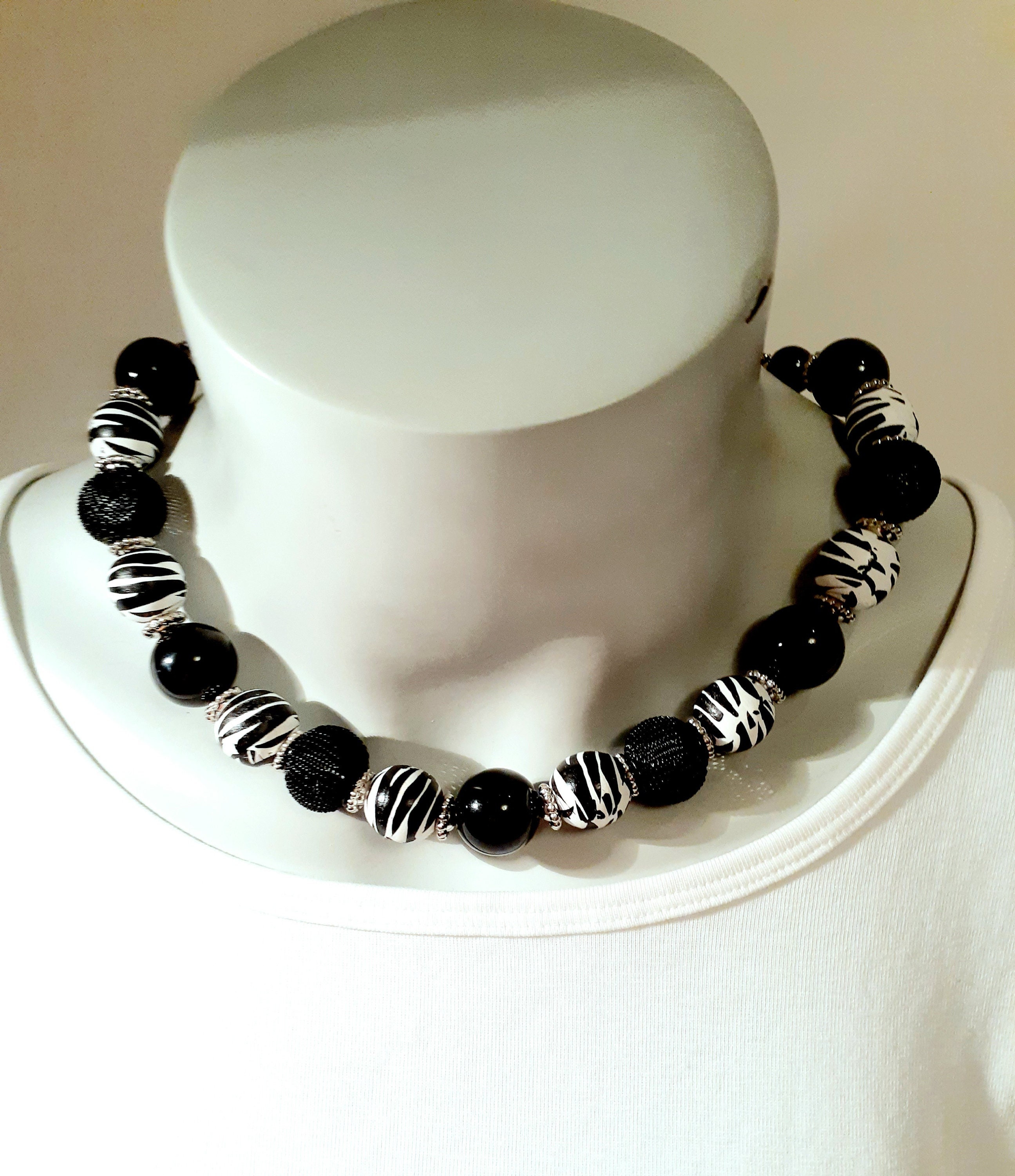 Black and white choker discount