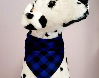 Peut inclure: Un chien dalmatien blanc et noir portant un bandana bleu et noir à carreaux.