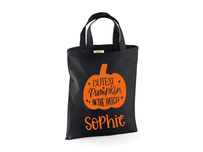 Puede incluir: Bolsa de lona negra con un gr&aacute;fico de calabaza naranja y el texto "Cutest Pumpkin in the Patch" y el nombre "Sophie".