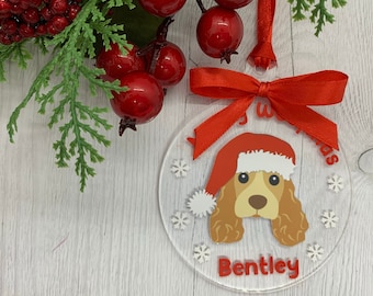 Adorno navideño personalizado de Spaniel, bola redonda plana de acrílico transparente con cinta y lazo rojos, regalo para amantes de los perros con el nombre o año de la mascota.