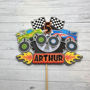 Monster Truck Cake Topper, Handmade Personalised Birthday Cake Decoration with Vehicles and Racing Flags, Party Supplies for Boys afbeelding 2