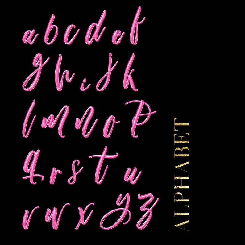 Pu&ograve; includere: Lettere dell'alfabeto in corsivo rosa su sfondo nero. Le lettere sono disposte in righe, con la parola "ALPHABET" in oro sul lato destro. Le lettere sono in stile manoscritto.