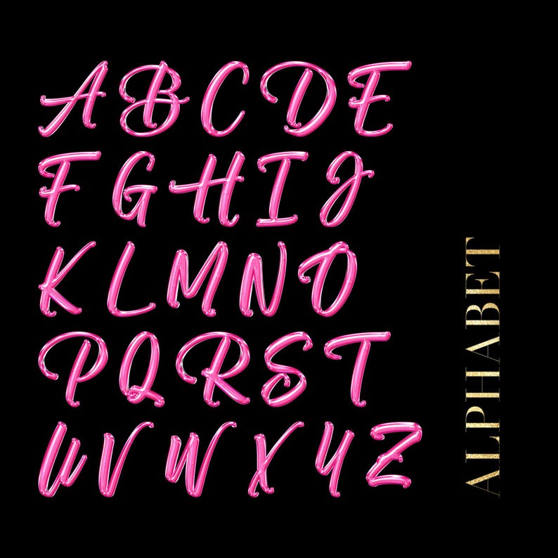 Pu&ograve; includere: Alfabeto corsivo rosa, dalla A alla Z, su sfondo nero. La parola "ALPHABET" &egrave; scritta verticalmente in glitter dorati sul lato destro dell'immagine.