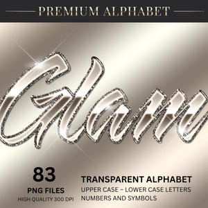 Può includere: Un set grafico digitale intitolato PREMIUM ALPHABET che mostra la parola Glam in un carattere corsivo argento metallizzato con un bordo glitterato. Include 83 file PNG trasparenti, lettere maiuscole e minuscole, numeri e simboli a 300 DPI.