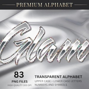 Può includere: Un set grafico digitale intitolato PREMIUM ALPHABET che presenta la parola Glam in un carattere corsivo metallico argentato con un bordo glitterato scintillante. Il set include 83 file PNG trasparenti con lettere, numeri e simboli.