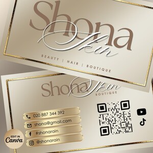 Puede incluir: Dos tarjetas de visita con borde dorado y fondo beige. La tarjeta superior presenta el texto "Shona Skin" en una fuente de escritura. La tarjeta inferior incluye informaci&oacute;n de contacto, un c&oacute;digo QR e iconos de redes sociales.