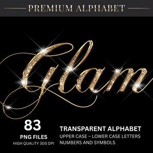 Può includere: Un set grafico digitale intitolato PREMIUM ALPHABET che presenta la parola Glam in un carattere corsivo glitterato dorato. L'immagine include il testo 83 PNG FILES, TRANSPARENT ALPHABET, UPPER CASE - LOWER CASE LETTERS, NUMBERS AND SYMBOLS, HIGH QUALITY 300 DPI.