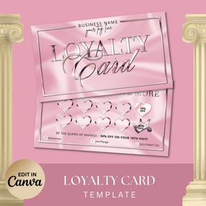 Op de afbeelding: Roze loyaliteitskaart sjabloon met zilveren tekst en accenten. De kaart bevat de woorden "LOYALTY Card" en bevat hartvormige ruimtes voor stempels. De tekst "BE THE QUEEN OF SAVINGS" is ook zichtbaar.