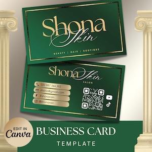 Pu&ograve; includere: Modello di biglietto da visita verde scuro con dettagli dorati. Il biglietto presenta il nome "Shona Skin" in una scrittura elegante, insieme alle informazioni di contatto e alle icone dei social media. Sono incluse anche le parole "Beauty | Hair | Boutique".