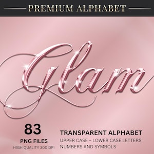 Può includere: Un set grafico digitale che presenta la parola Glam in un carattere corsivo color oro rosa metallizzato con riflessi scintillanti. Il testo include 83 file PNG trasparenti, lettere maiuscole e minuscole, numeri e simboli a 300 DPI.