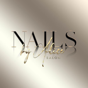 Puede incluir: Un logotipo para un salón de manicura llamado "Nails by Alice Salon". El texto "Nails" está en negro y el texto "by Alice Salon" está en dorado.