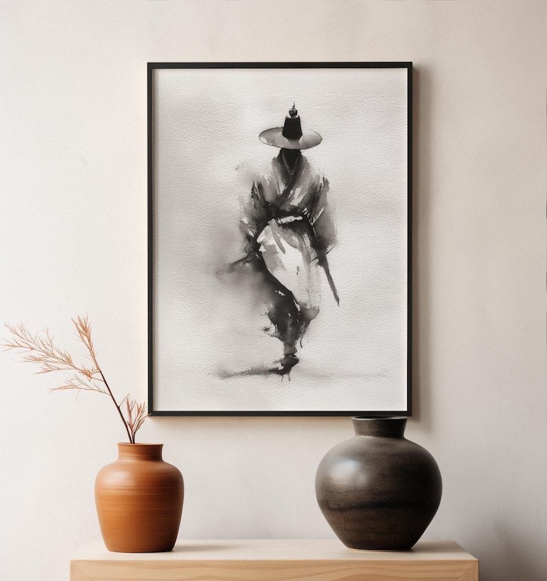 Pode incluir: Uma pintura a tinta preta e branca emoldurada retratando uma figura com um chap&eacute;u de abas largas e vestes tradicionais, renderizada com pinceladas fluidas e expressivas que criam uma sensa&ccedil;&atilde;o de movimento e profundidade sobre um fundo claro.