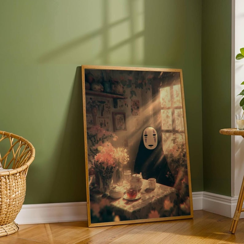 K&ouml;nnte beinhalten: Gerahmter Kunstdruck mit einer Szene mit einer Maskenfigur, die an einem Tisch mit Tee und Blumen sitzt. Das Kunstwerk hat eine warme Farbpalette mit einem Holzrahmen, vor einer gr&uuml;nen Wand.