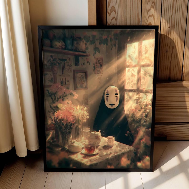 K&ouml;nnte beinhalten: Gerahmter Kunstdruck mit einer Figur aus Spirited Away. Das Kunstwerk zeigt eine Gestalt in einem schwarzen Umhang und einer wei&szlig;en Maske, die an einem Tisch mit Teeservice und Blumen sitzt. Sonnenlicht f&auml;llt durch ein Fenster.