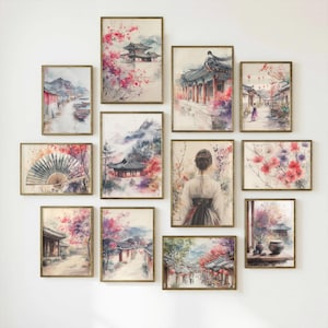 Peut inclure: Une collection d'estampes d'art aquarelles encadrées représentant des scènes d'Asie de l'Est. Les estampes représentent des temples, des paysages et des personnages dans des tons doux de rose, de rouge et de bleu. Les cadres sont de couleur or chaud.