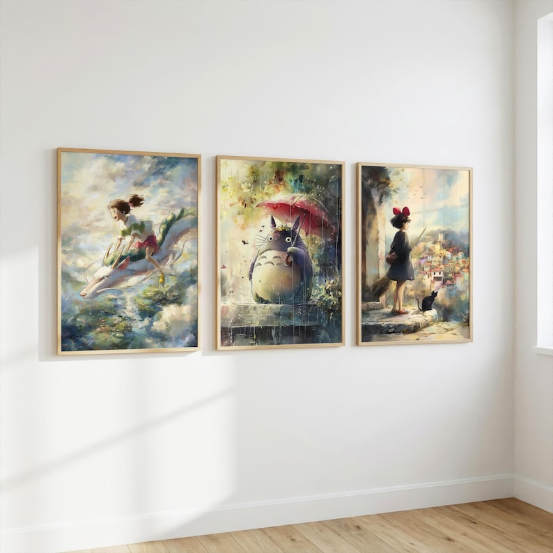 K&ouml;nnte beinhalten: Drei gerahmte Kunstdrucke mit Szenen aus Zeichentrickfilmen. Der erste zeigt ein M&auml;dchen, das auf einem Drachen in den Wolken reitet. Der zweite zeigt eine gro&szlig;e, pelzige Kreatur unter einem Regenschirm. Der dritte zeigt ein M&auml;dchen mit einer schwarzen Katze.