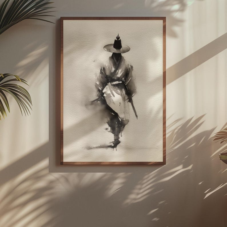 Pode incluir: Uma impress&atilde;o art&iacute;stica emoldurada com uma pintura a tinta preta de uma figura usando um chap&eacute;u de abas largas e vestes tradicionais. A obra utiliza tons de preto e cinza sobre um fundo texturizado branco, criando uma silhueta fluida e minimalista de uma pessoa em uma pose contemplativa.