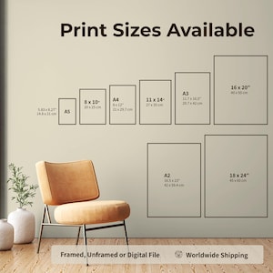 K&ouml;nnte beinhalten: Eine Wand mit verschiedenen Druckgr&ouml;&szlig;en, darunter A5, 20x25 cm, A4, 27x35 cm, A3, 40x50 cm, A2 und 45x60 cm. Der Text "Print Sizes Available" steht oben. Ein Stuhl und dekorative Vasen befinden sich im Vordergrund.