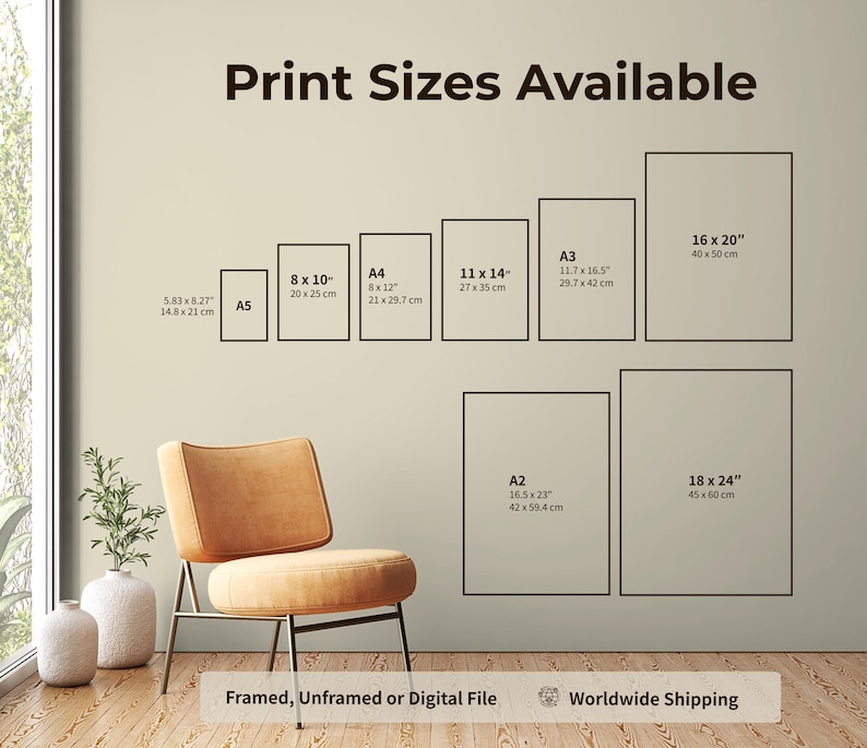 K&ouml;nnte beinhalten: Eine Wand mit verschiedenen Druckgr&ouml;&szlig;en, darunter A5, 20x25 cm, A4, 27x35 cm, A3, 40x50 cm, A2 und 45x60 cm. Der Text "Print Sizes Available" steht oben. Ein Stuhl und dekorative Vasen befinden sich im Vordergrund.