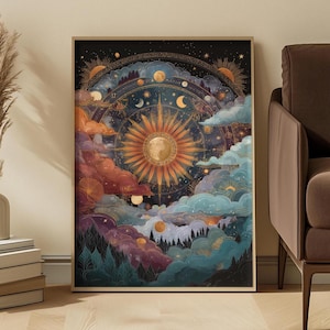 Op de afbeelding: Een rechthoekige wandkunstprint met een centrale gouden zon omringd door een cirkelvormige hemelkaart met maanfasen en sterren. De compositie bevat gelaagde wolken in tinten blauw, paars en oranje boven een donker bos-silhouet.