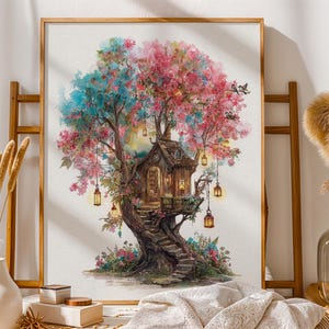 Pode incluir: Pintura em aquarela de uma casa na árvore extravagante com um dossel rosa e azul vibrante. A casa na árvore tem uma fachada de madeira, uma escada e lanternas suspensas. A obra está emoldurada.