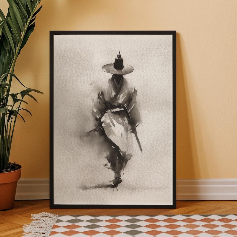 Pode incluir: Uma impress&atilde;o de arte emoldurada com uma pintura a tinta preta e branca de uma figura usando um chap&eacute;u de abas largas e vestes tradicionais. A obra utiliza pinceladas suaves e desfocadas para retratar o sujeito em movimento.