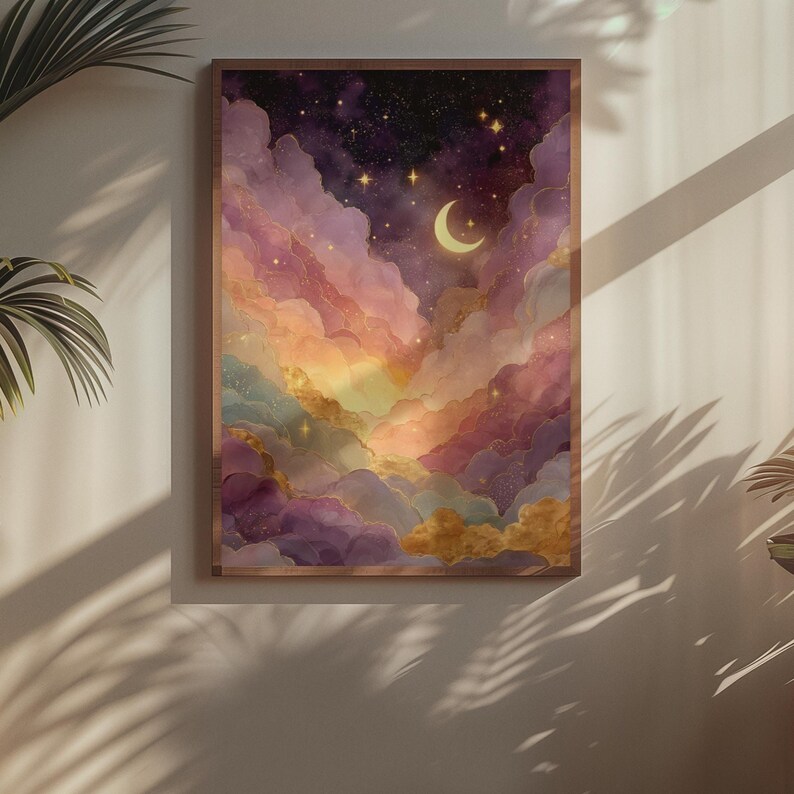 Puede incluir: Una impresi&oacute;n de arte mural rectangular en un marco de madera oscura que muestra un cielo nocturno con una luna creciente y estrellas dispersas sobre capas de nubes suaves y onduladas en tonos p&uacute;rpura, magenta, rosa suave y amarillo dorado.