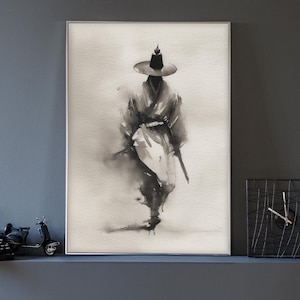 Pode incluir: Uma impress&atilde;o art&iacute;stica emoldurada apresentando uma pintura em aquarela monocrom&aacute;tica de uma figura usando um chap&eacute;u de abas largas e vestes tradicionais. A obra utiliza lavagens de tinta preta e cinza sobre um fundo texturizado off-white.