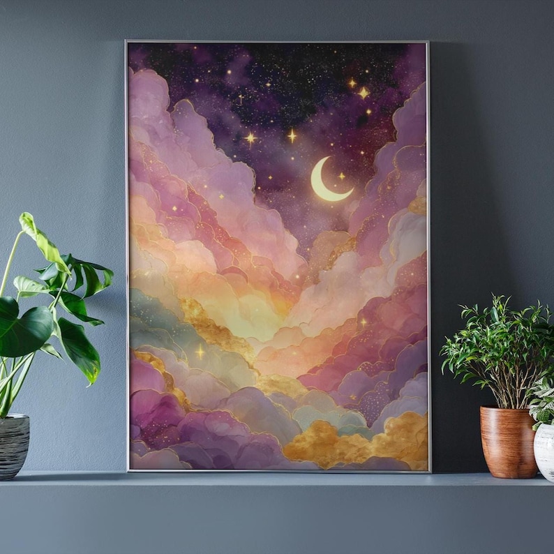 Puede incluir: Una impresi&oacute;n de arte mural rectangular que presenta una escena de cielo nocturno celestial con una luna creciente y estrellas dispersas. La composici&oacute;n muestra nubes et&eacute;reas en capas en tonos morado, rosa y dorado con un efecto degradado.