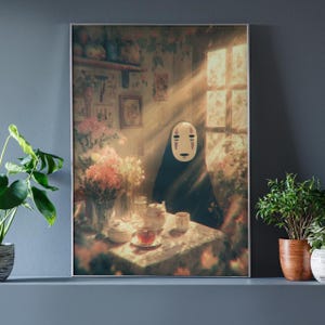 K&ouml;nnte beinhalten: Gerahmter Kunstdruck mit einer Figur aus Spirited Away, die an einem Tisch zum Tee sitzt. Das Kunstwerk hat eine Vintage-&Auml;sthetik mit sanfter Beleuchtung und floralen Akzenten. Eine Teekanne, eine Teetasse und Blumen stehen auf dem Tisch.
