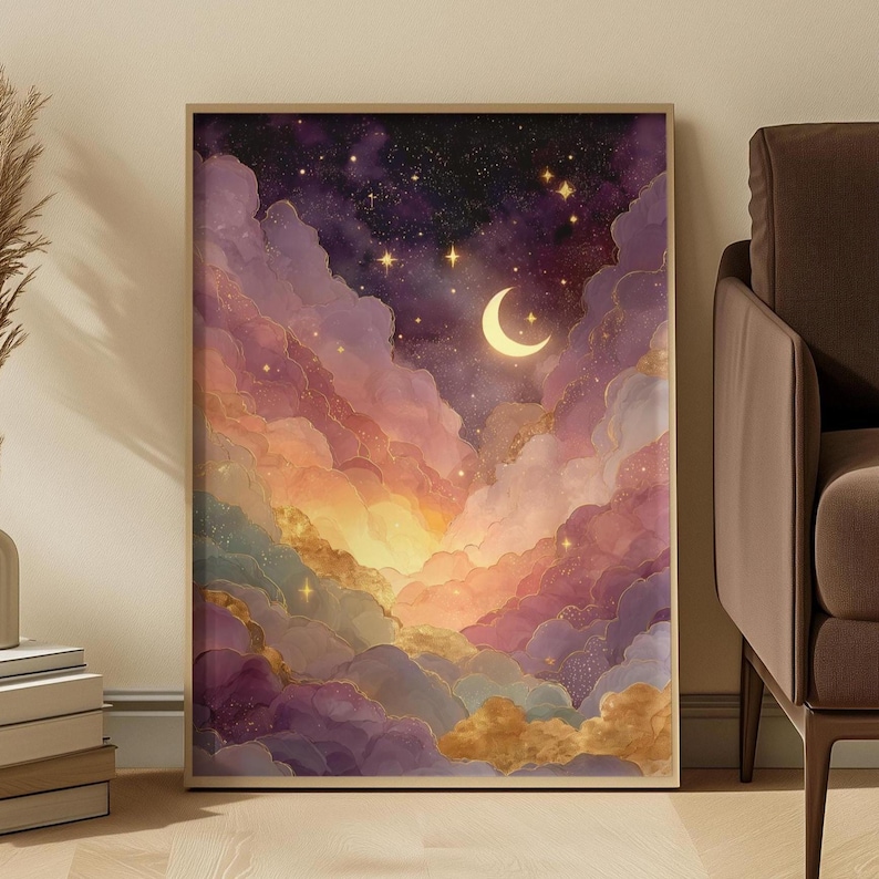 Puede incluir: Una impresi&oacute;n de arte mural rectangular que presenta una escena de cielo nocturno con una luna creciente brillante y estrellas dispersas. La composici&oacute;n muestra nubes en capas en tonos de p&uacute;rpura profundo, rosa suave y oro c&aacute;lido.