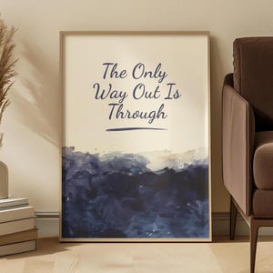 Könnte beinhalten: Gerahmter Kunstdruck mit dem Text "The Only Way Out Is Through" in marineblauer Schrift. Das Kunstwerk zeigt eine Landschaft im Aquarellstil in Blau- und Weißtönen mit hellbeigem Hintergrund.