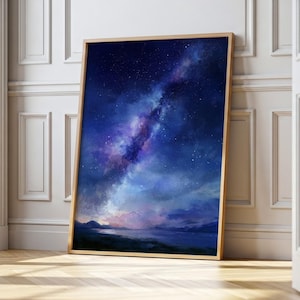 Pode incluir: Uma impressão de arte retangular emoldurada apresentando um céu noturno preenchido com uma vibrante nebulosa roxa e azul, um campo denso de estrelas e a silhueta escura de uma cordilheira refletida sobre um corpo de água calmo.